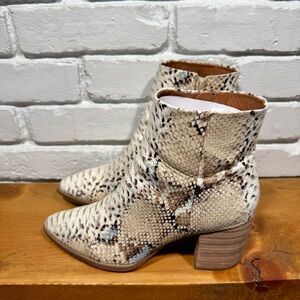 Dolce Vita Snakeskin Ankle Booties 9.5 Cream Python Blue Print Block Heel EUC